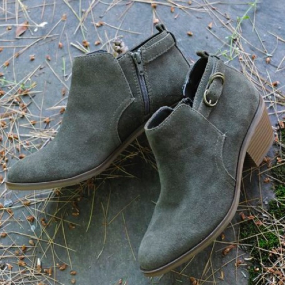 Women’s White Mountain Sadie Olive Green Boot/Bootie Size 8.5
